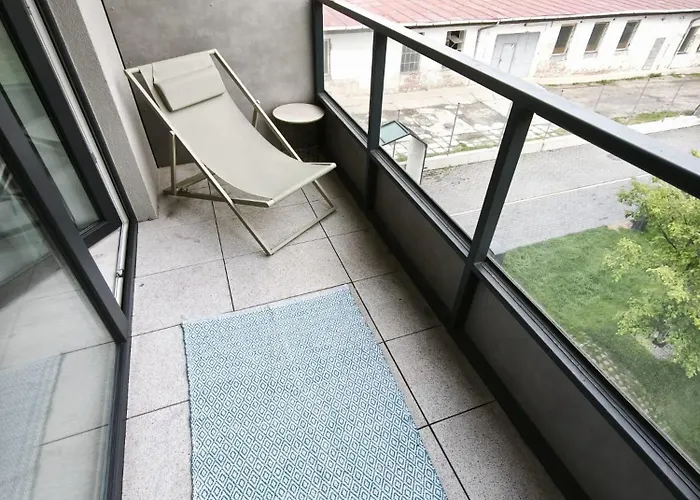 Cozy Urban - Balcony With Garden View *